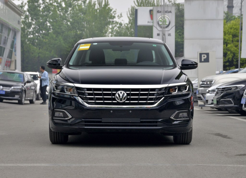 抚顺马路一眼望去10辆汽车8个大众b级领袖帕萨特阿特兹对比测评